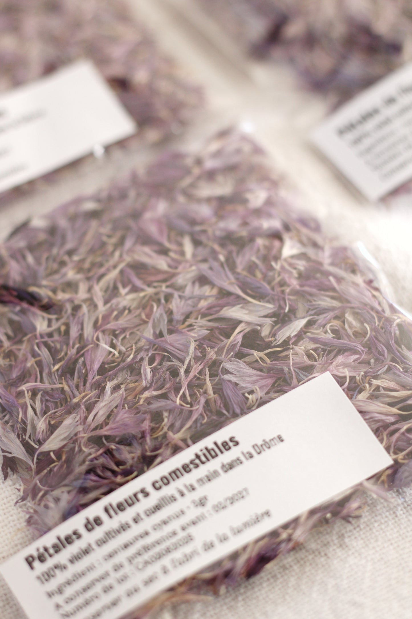 Pétales bleuet violet comestible