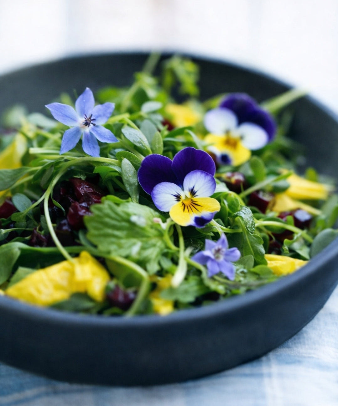 assiette salades fleurs comestibles